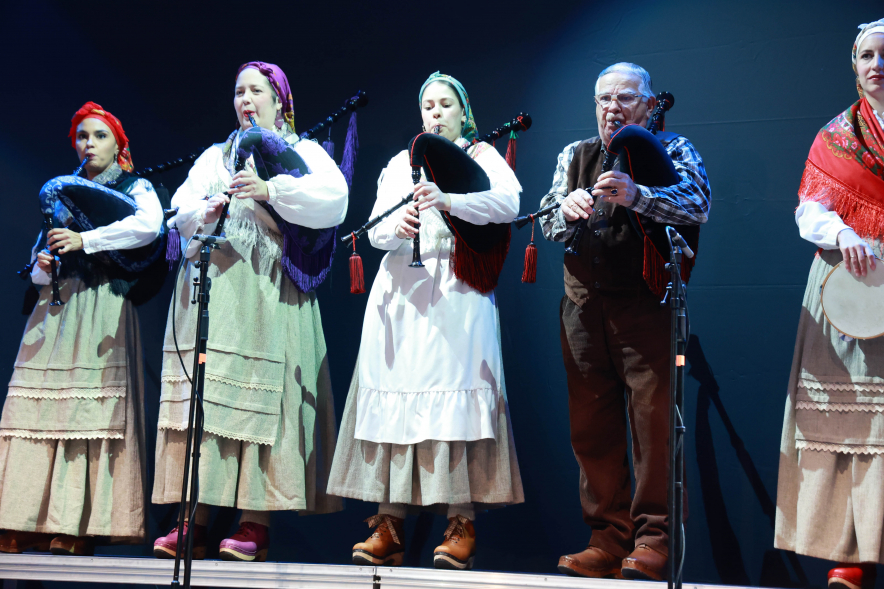 Celebración de la fiesta del Magosto, grupo de gaitas tocando