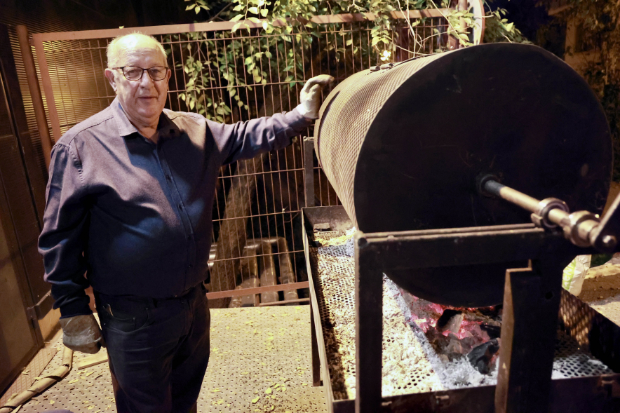 Celebración de la fiesta del Magosto, asado de castañas