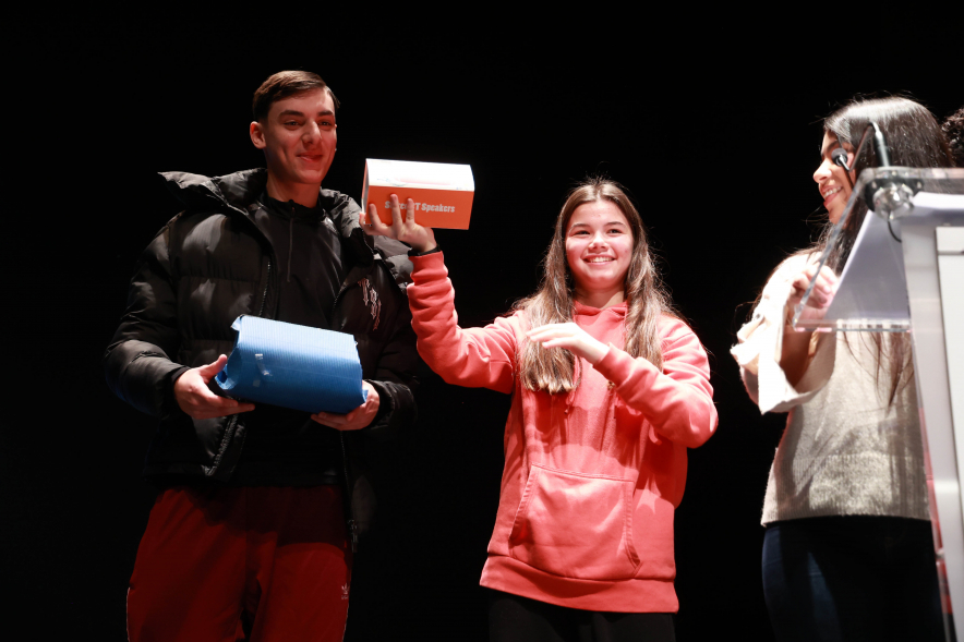 Jornada "Pon Fin", alumnos en el escenario