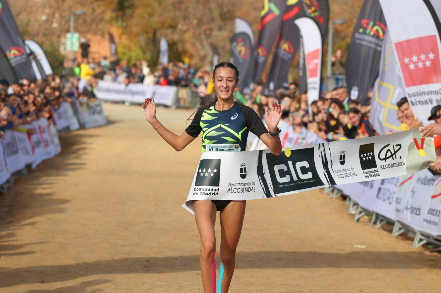 XLII Cross Internacional de la Constitución, corredora cruzando línea de meta
