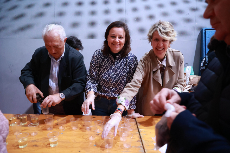 Celebración de la fiesta del Magosto , concejalas ayudando en el reparto de bebidas