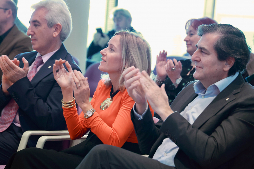 Homenaje a profesores jubilados, aplausos autoridades