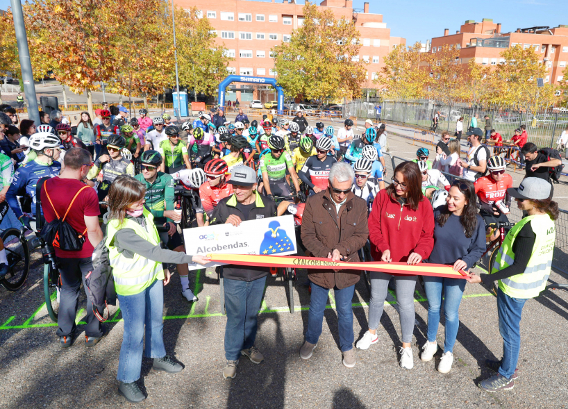 XII Ciclocross Ciudad de Alcobendas EnBici, concejales cortando cinta