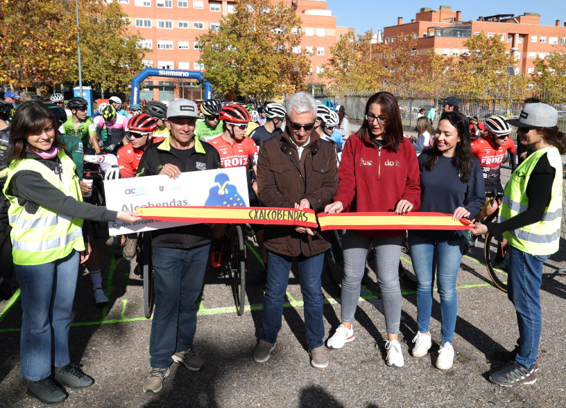 XII Ciclocross Ciudad de Alcobendas EnBici, concejales cortando cinta