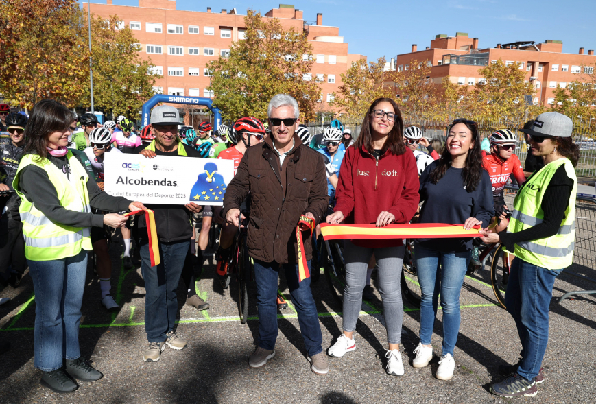 XII Ciclocross Ciudad de Alcobendas EnBici, concejales cortando cinta
