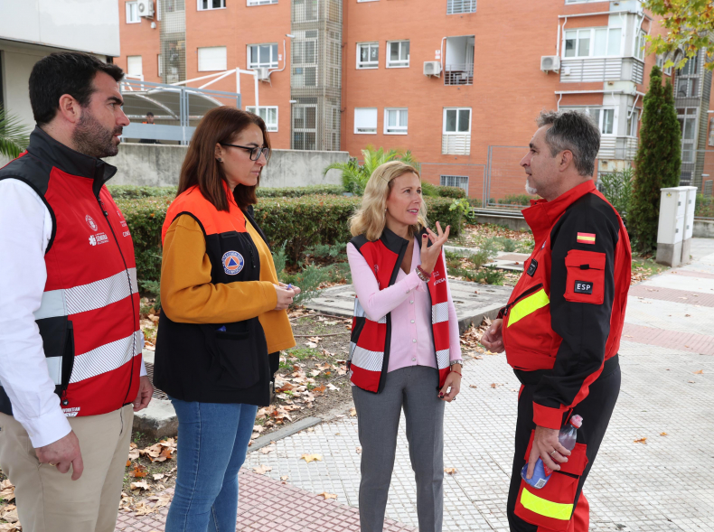 Salida de vehículos de bomberos GIRECAN y Protección Civil de Alcobendas, alcaldesa y concejales hablando con un bombero