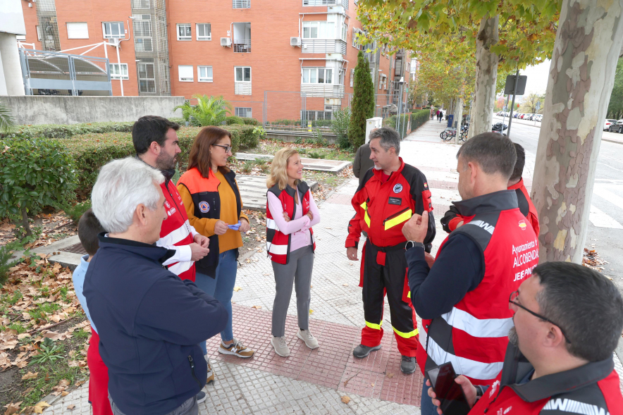 Salida de vehículos de bomberos GIRECAN y Protección Civil de Alcobendas, alcaldesa y concejales hablando con cuerpos de seguridad