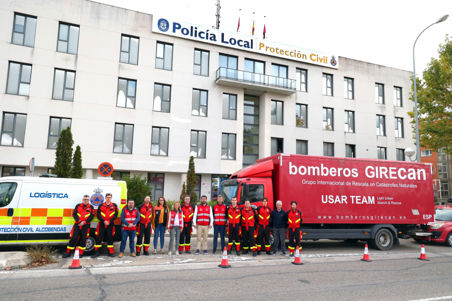Salida de vehículos de bomberos GIRECAN y Protección Civil de Alcobendas, fotografía de familia con vehículos