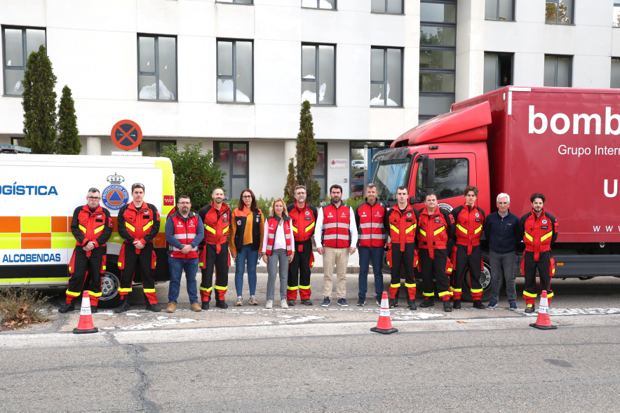 Salida de vehículos de bomberos GIRECAN y Protección Civil de Alcobendas, foto de familia con vehículos