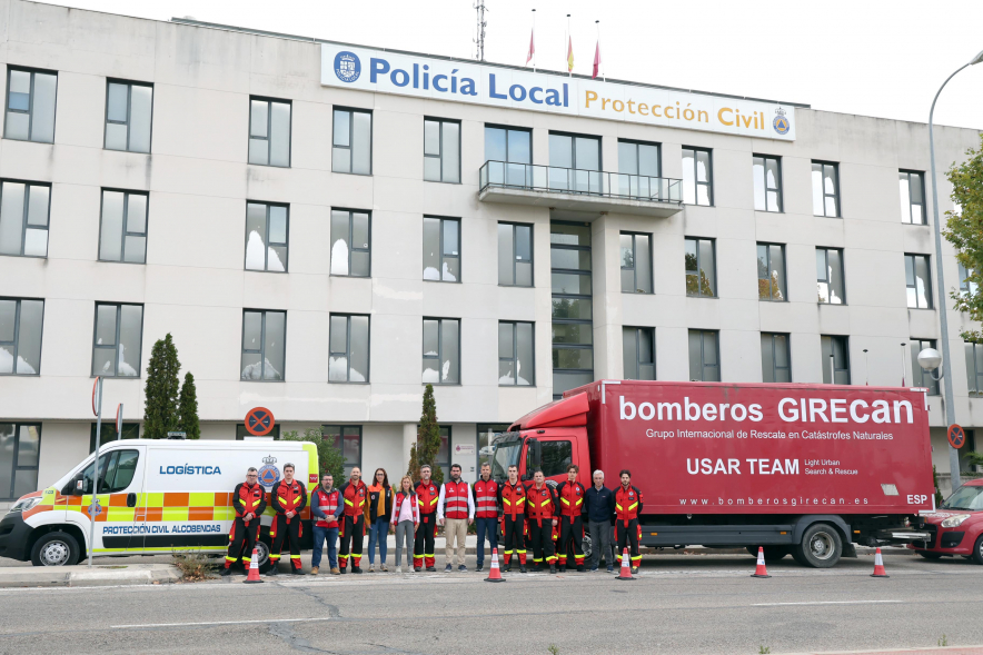 Salida de vehículos de bomberos GIRECAN y Protección Civil de Alcobendas, foto de familia con vehículos