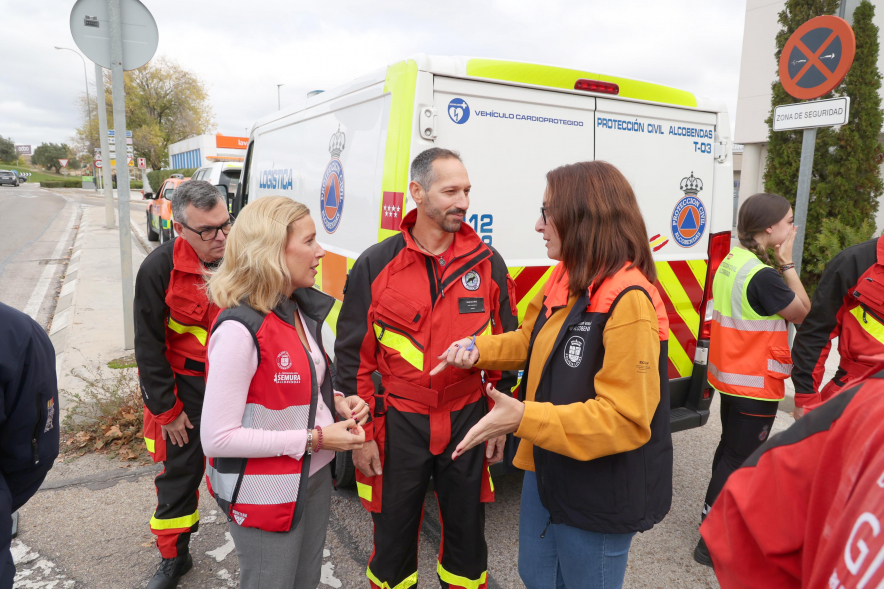 Salida de vehículos de bomberos GIRECAN y Protección Civil de Alcobendas, alcaldesa y concejal hablando con bomberos