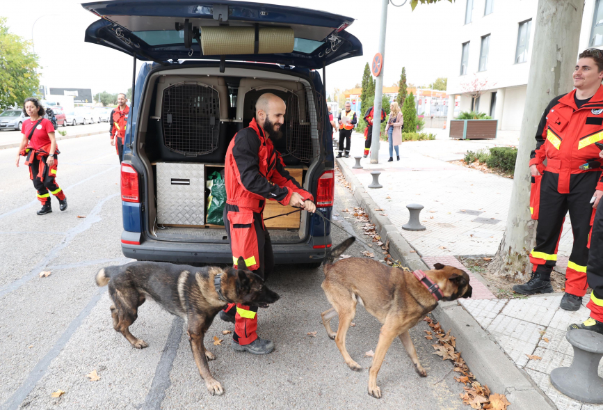 Salida de vehículos de bomberos GIRECAN y Protección Civil de Alcobendas, bomberos con perros