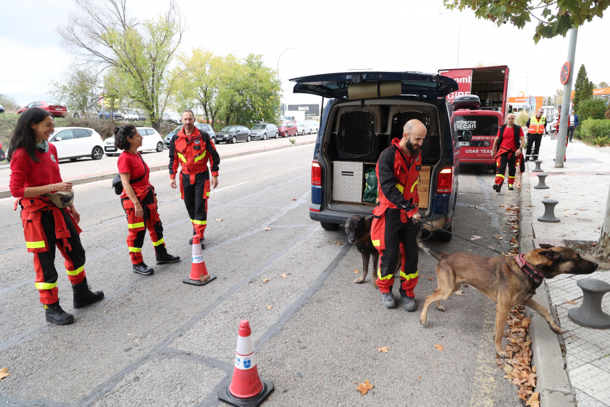 Salida de vehículos de bomberos GIRECAN y Protección Civil de Alcobendas, bomberos con perros