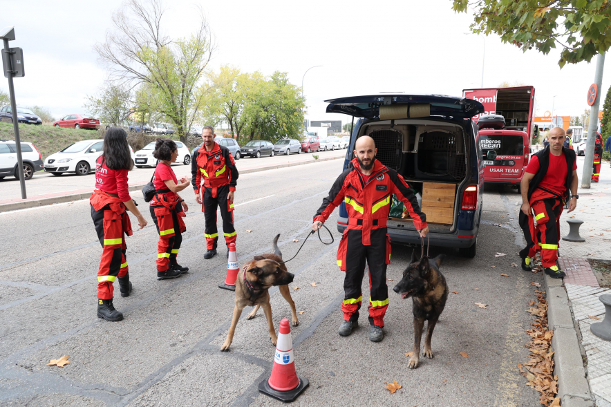 Salida de vehículos de bomberos GIRECAN y Protección Civil de Alcobendas, bomberos con perros