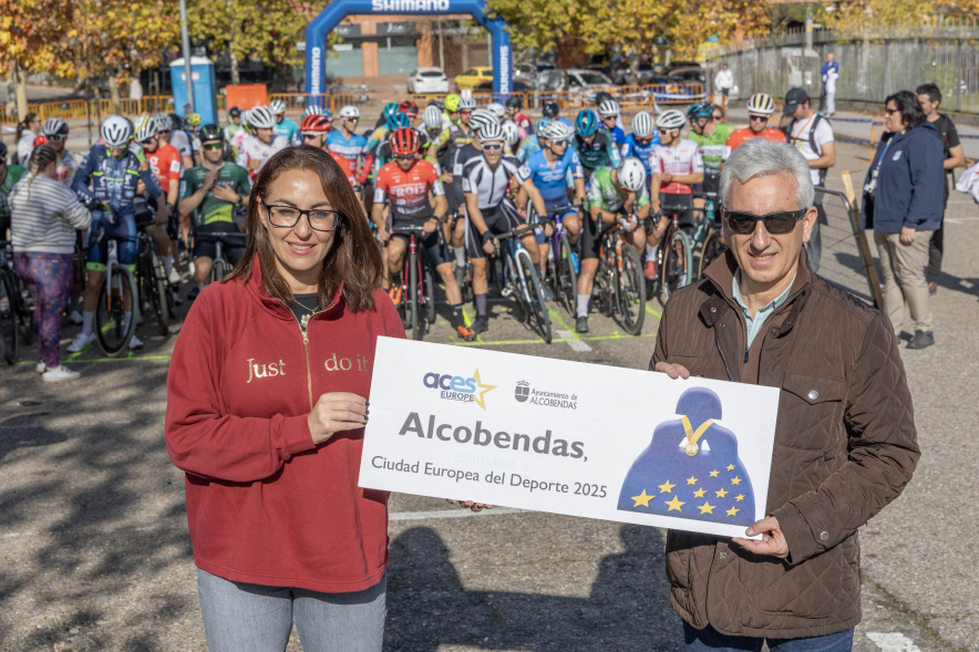 XII Ciclocross Ciudad de Alcobendas EnBici, concejales mostrando logo