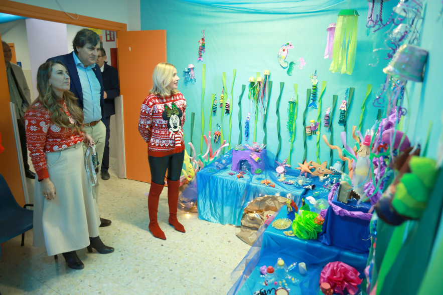 Entrega de premios Concurso de Belenes Escolares, alcaldesa y concejal visitando el Belén más actual
