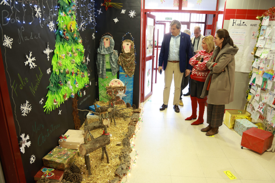 Entrega de premios Concurso de Belenes Escolares, alcaldesa y concejal visitando el belén más ecológico