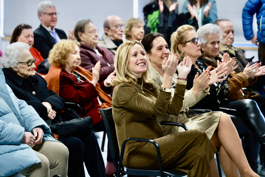 Villancicos intergeneracionales, alcaldesa y concejal aplaudiendo entre el público
