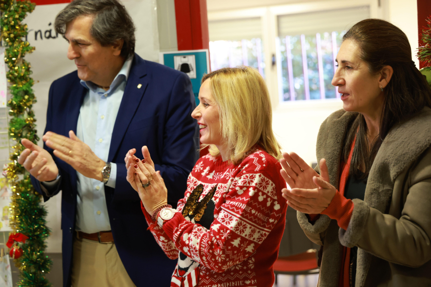 Entrega de premios Concurso de Belenes Escolares, alcaldesa, concejal y miembro del colegio aplaudiendo