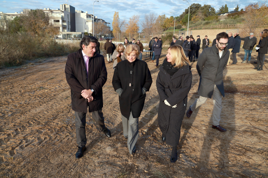 Firma del acta de replanteo de las obras de la Solana de Valdebebas, asistentes a la firma caminando por el lugar de las obras