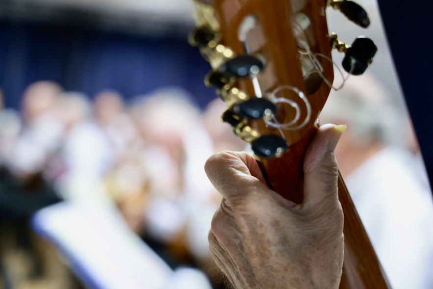 Villancicos intergeneracionales, detalle mano e instrumento