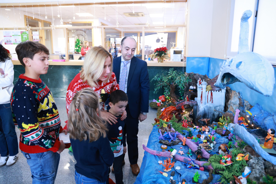 Entrega de premios Concurso de Belenes Escolares, alcaldesa con niños mirando el belén más creativo