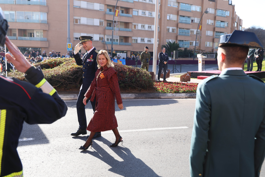 Día de la Constitución, alcaldesa pasando revista a los cuerpos de seguridad