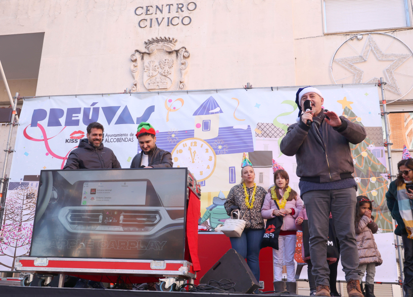Celebración de las préuvas, dj y locutores con gente celebrando