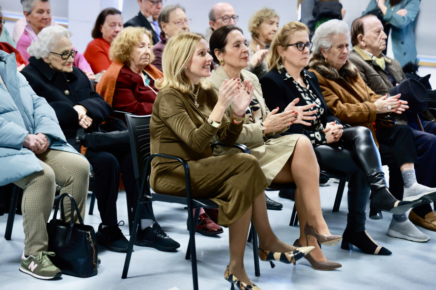 Villancicos intergeneracionales, alcaldesa y concejal aplaudiendo entre el público