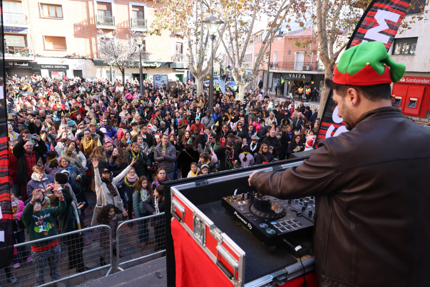 Celebración de las préuvas, ambiente en Plaza del Pueblo, dj y gente celebrando