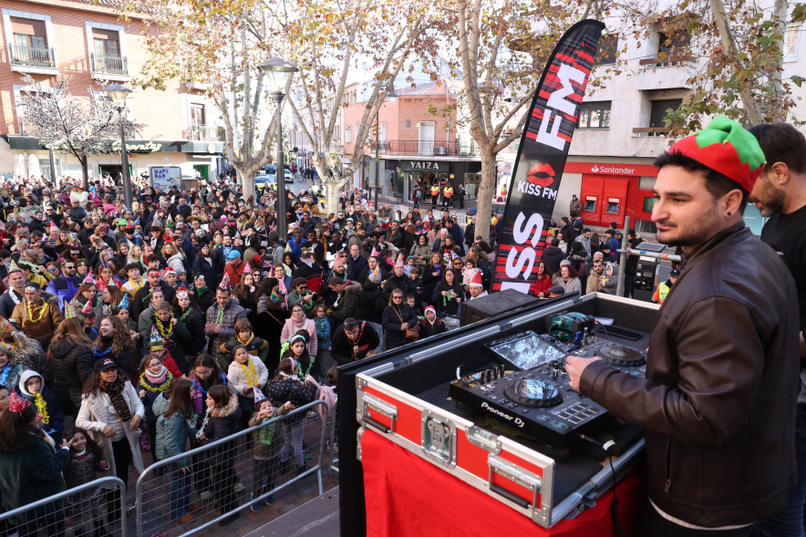 Celebración de las préuvas, ambiente en Plaza del Pueblo, dj y gente celebrando