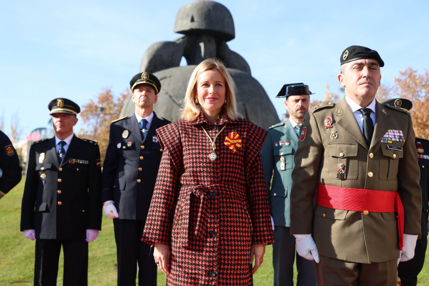 Día de la Constitución, alcaldesa con mandos de los cuerpos de seguridad y ejército