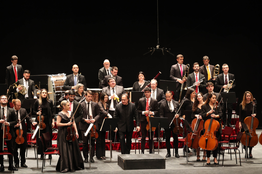Gran Concierto de Año Nuevo, director y músicos saludando al público