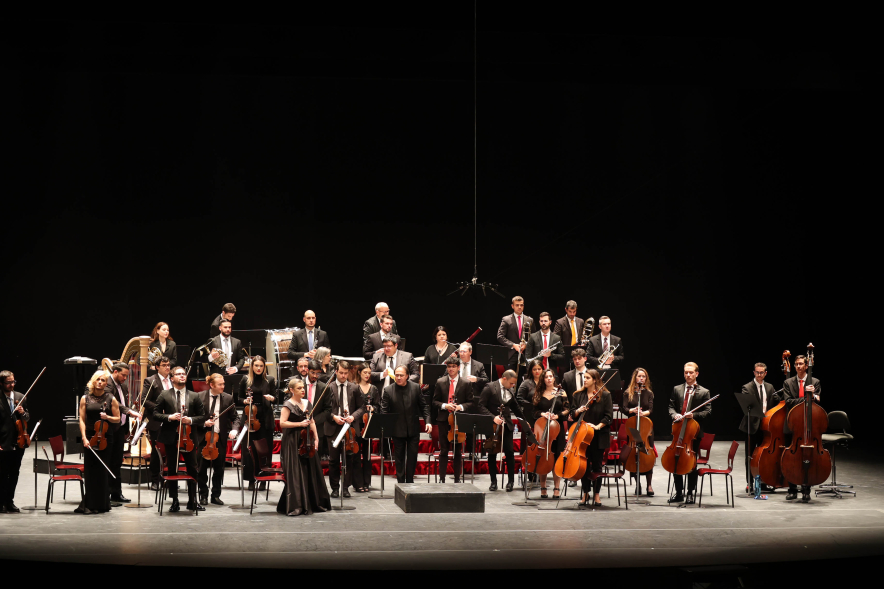 Gran Concierto de Año Nuevo, director y músicos saludando al público