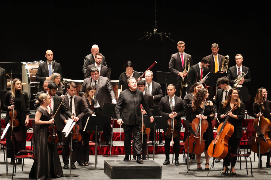 Gran Concierto de Año Nuevo, director y músicos saludando al público