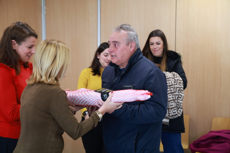Entrega "Yo para ser feliz quiero un jamón", entrega de jamones