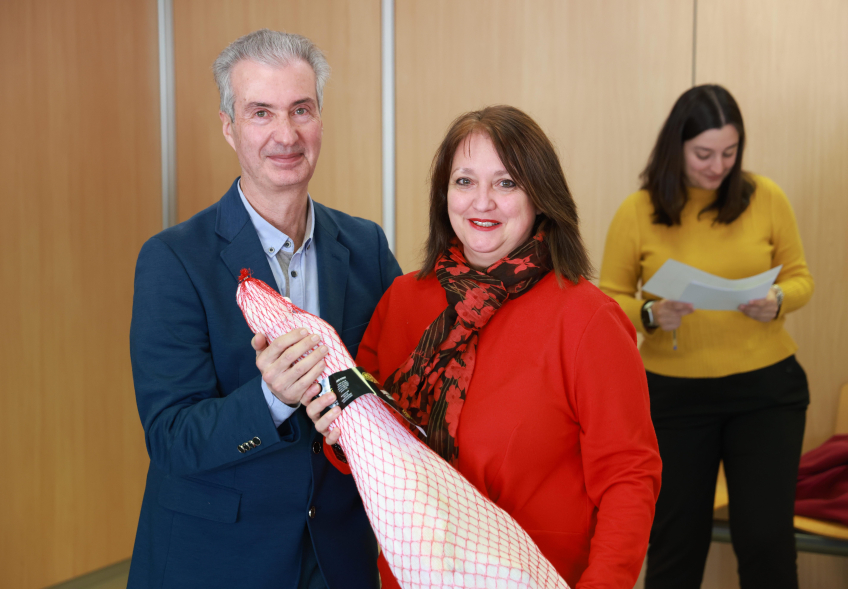 Entrega "Yo para ser feliz quiero un jamón", entrega de jamones