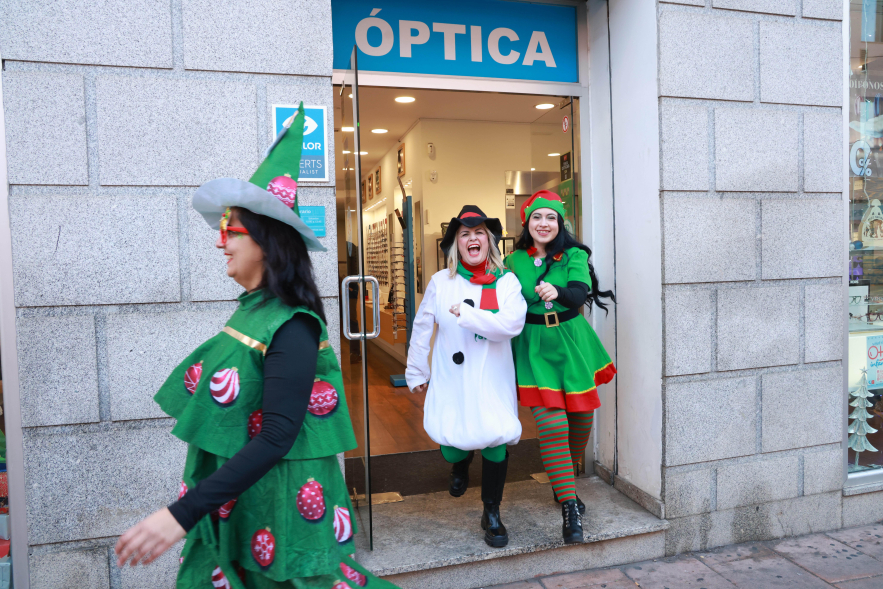 Animación de las calles comerciales, duendes en Distrito Centro