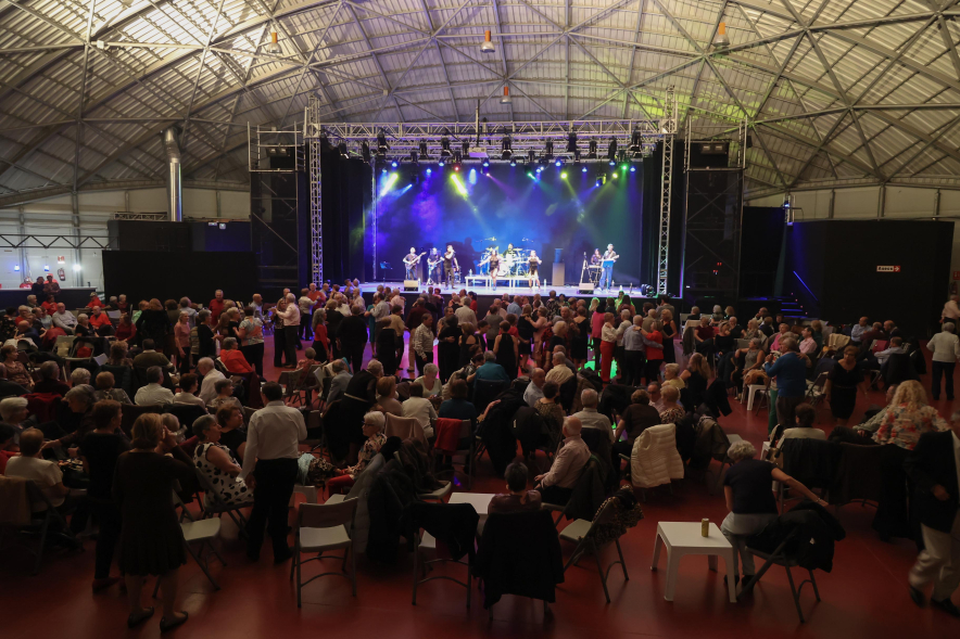 Baile especial de Navidad, orquesta y personas mayores bailando