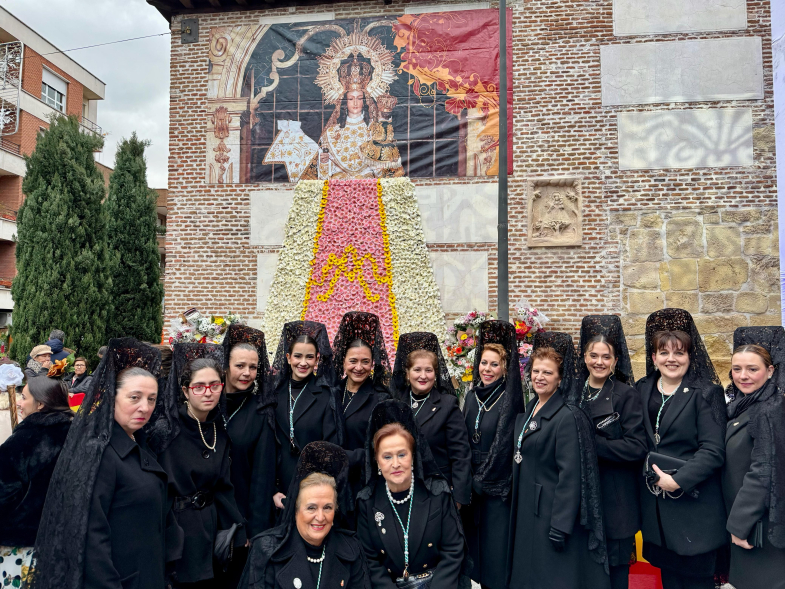 Procesión de la Virgen de la Paz, grupo de mujeres con mantilla a lado de la iglesia de San Pedro