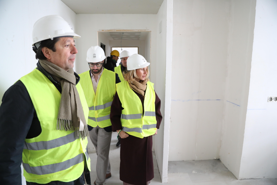 Visita obras viviendas públicas en la avenida de España, alcaldesa y concejal en el interior
