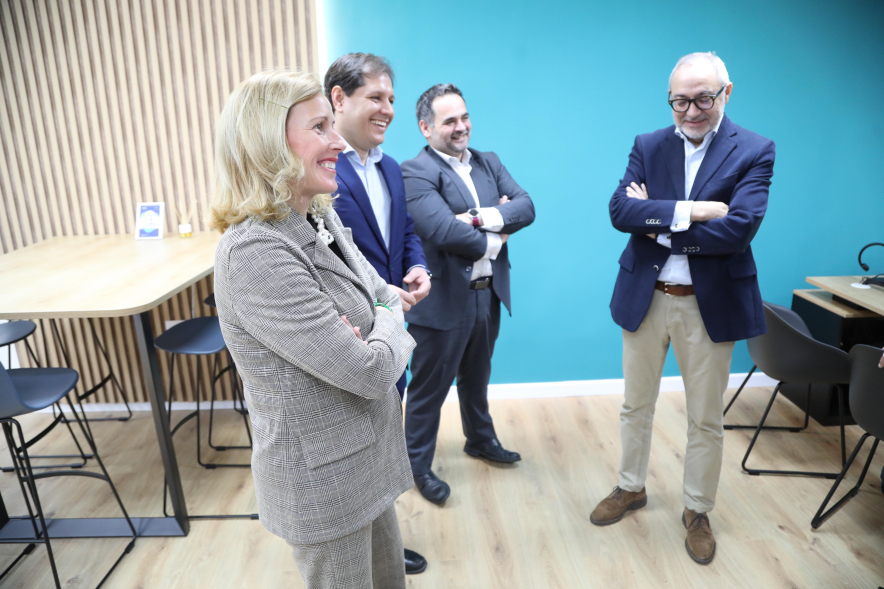 Visita a la oficina de Avalmadrid, alcaldesa y concejal con miembros de la empresa
