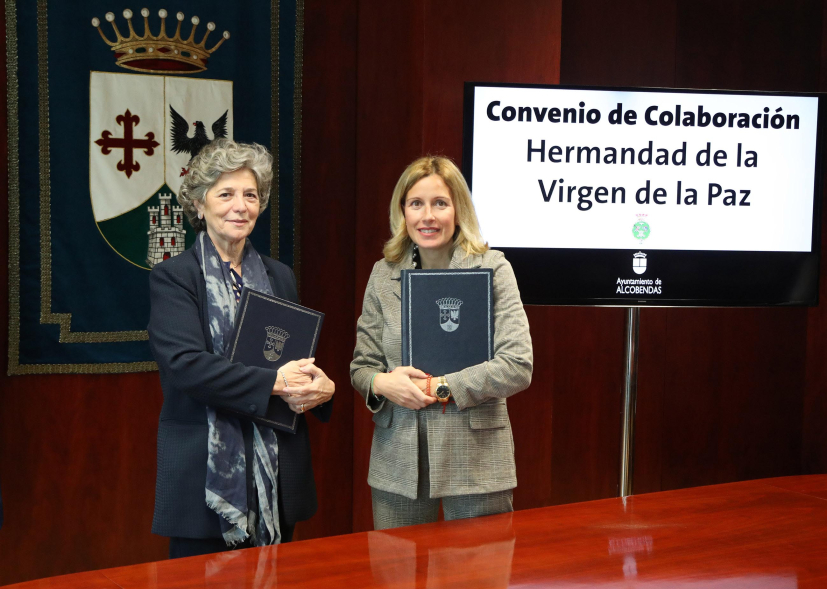 Firma de convenio entre el Ayuntamiento de Alcobendas y la Hermandad de Nuestra Señora de la Paz, posado alcaldesa y presidenta de la Hermandad