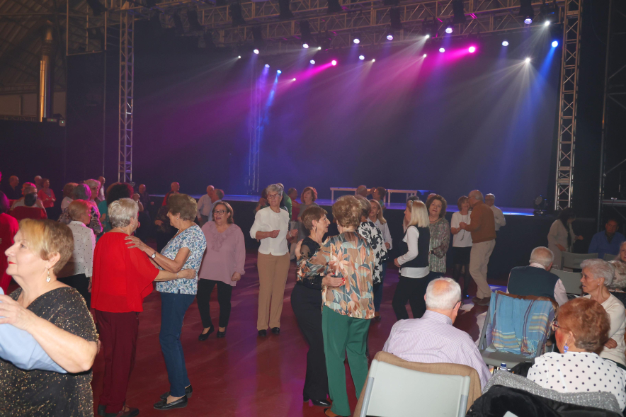 Baile de Mayores, personas mayores bailando