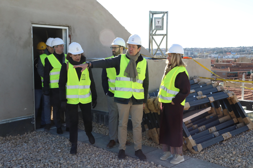 Visita obras viviendas públicas en la avenida de España, alcaldesa y concejal en el exterior