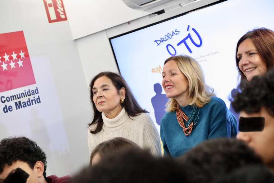 Visita al autobús "Drogas o tú", alcaldesa y concejal en interior del autobús