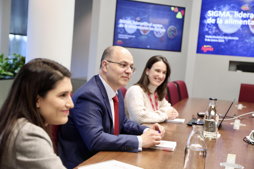 Visita a la empresa Sigma, reunión en mesa