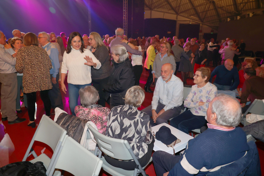 Baile de Mayores, concejal saludando a personas mayores