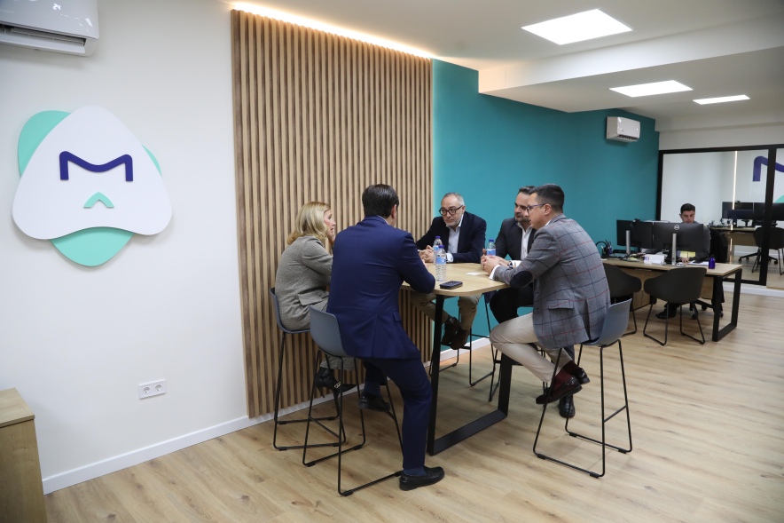 Visita a la oficina de Avalmadrid, alcaldesa y concejal con miembros de la empresa