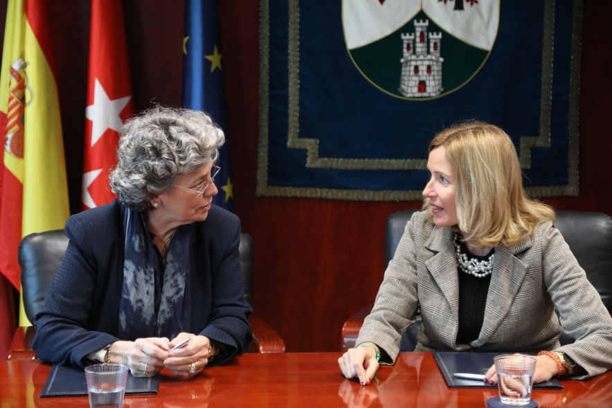 Firma de convenio entre el Ayuntamiento de Alcobendas y la Hermandad de Nuestra Señora de la Paz, alcaldesa y presidenta de la Hermandad